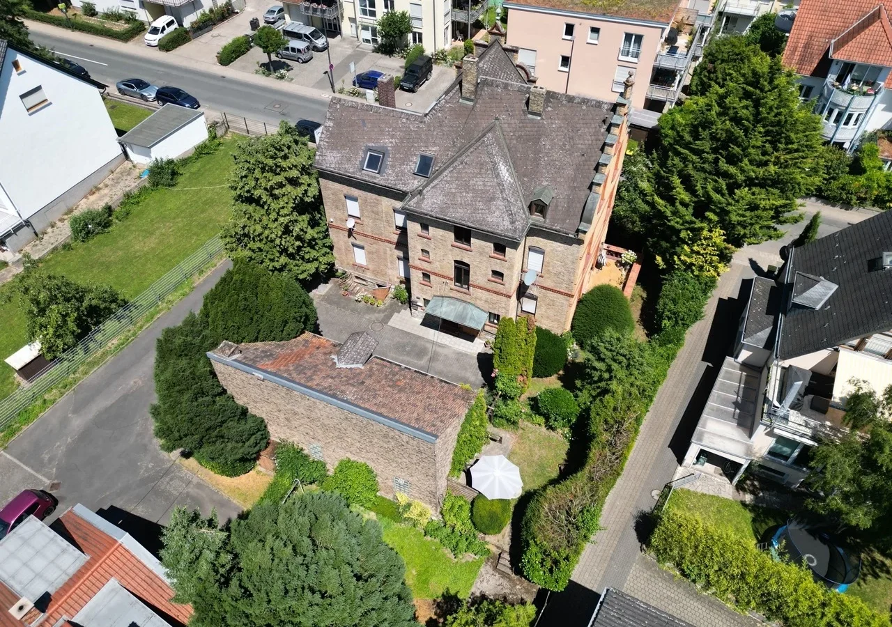 Charmantes Altbau-MFH mit 5 WE in Eltville! Dachgeschosswohnung bereits freigestellt! — Bild 1 von 34
