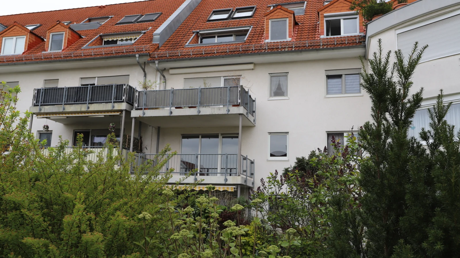 Sonnenverwöhnte 3 Zimmer - Wohlfühlwohnung mit Balkon und Tiefgaragenstellplatz — Bild 1 von 15