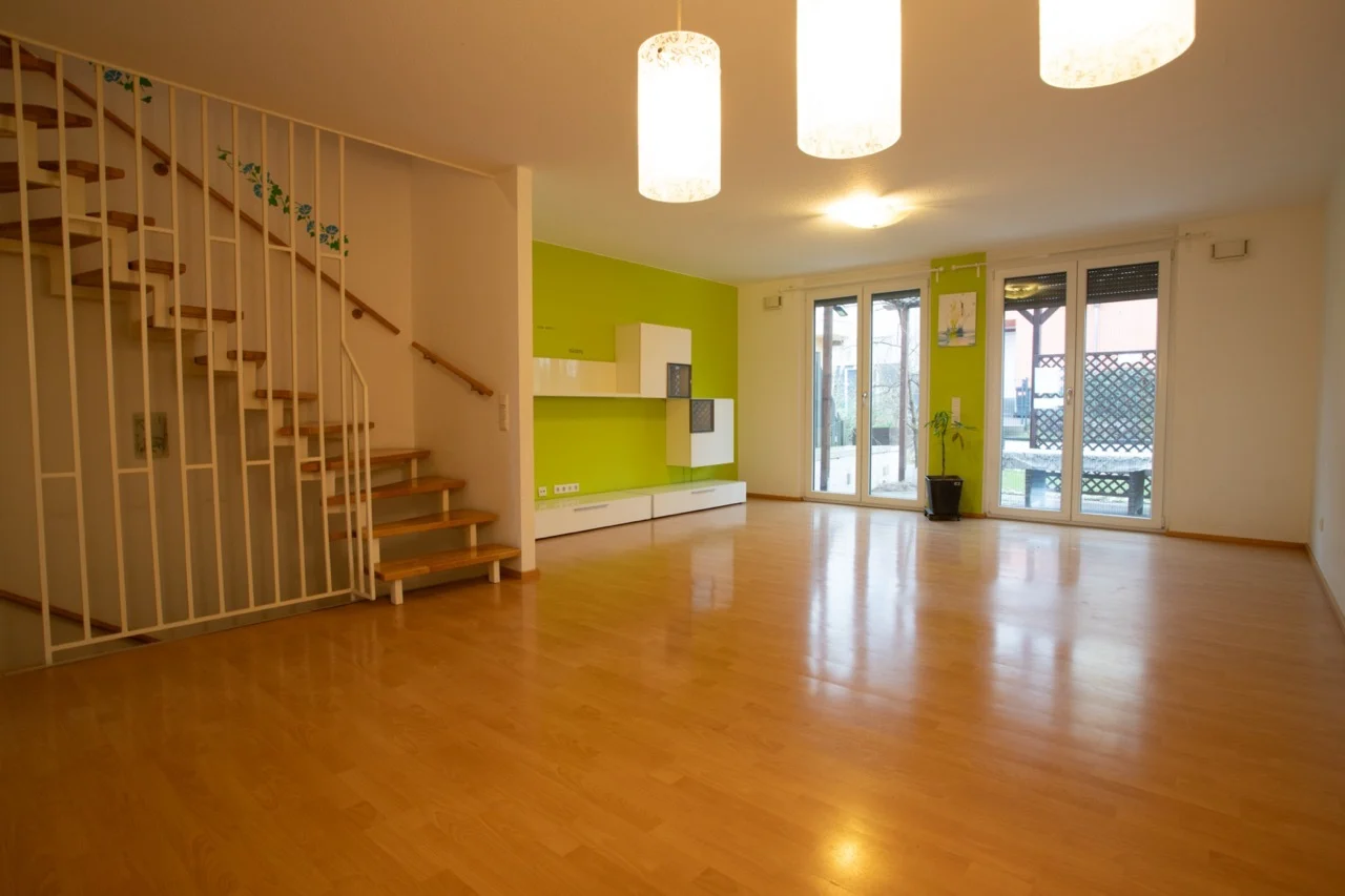 Idyllisches Wohnen am Feldrand: Reihenmittelhaus mit Dachterrasse! — Bild 1 von 24