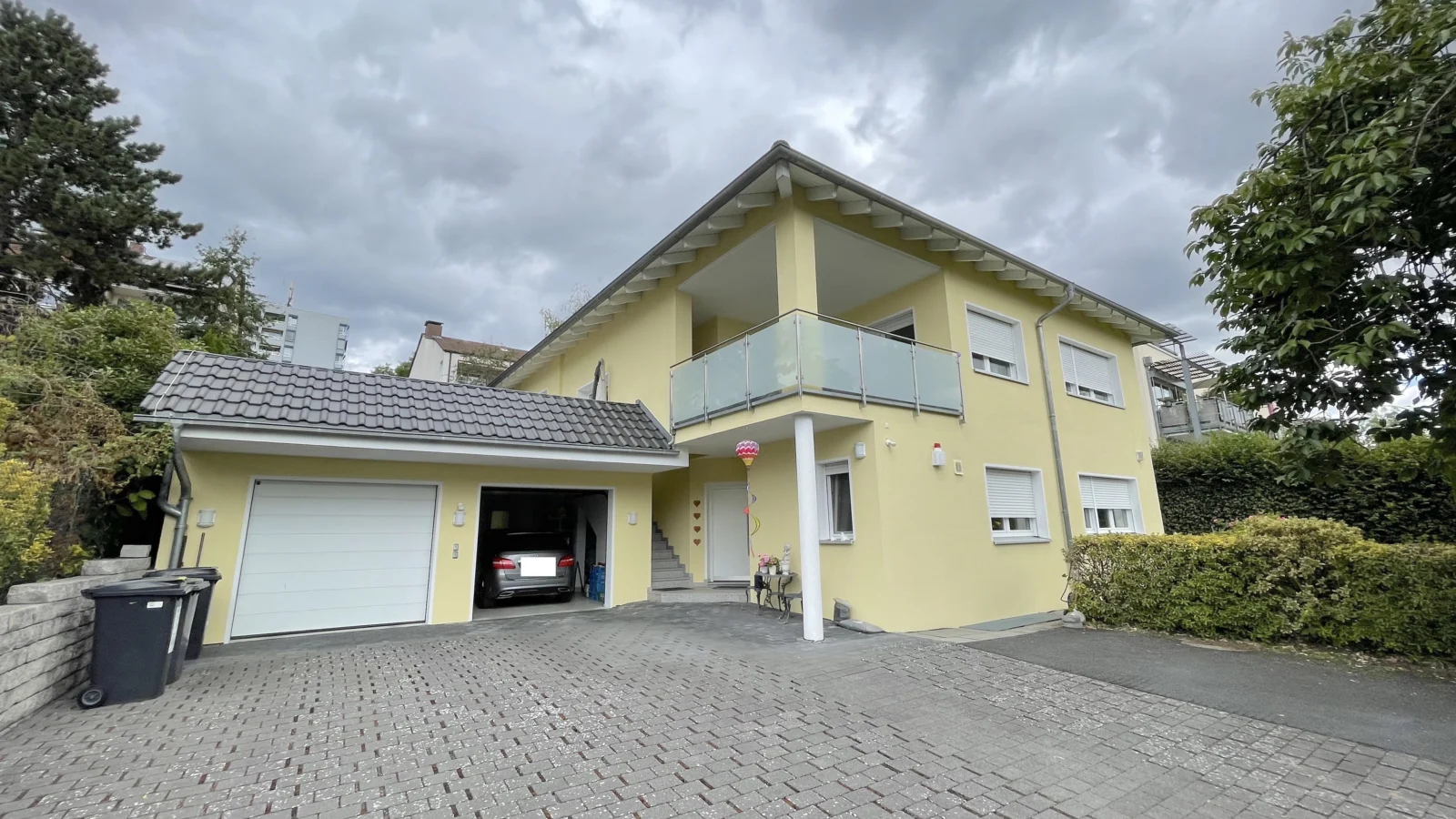 Traumwohnung im 2 Familienhaus mit Dachterrasse + Loggia + Garage — Bild 1 von 20