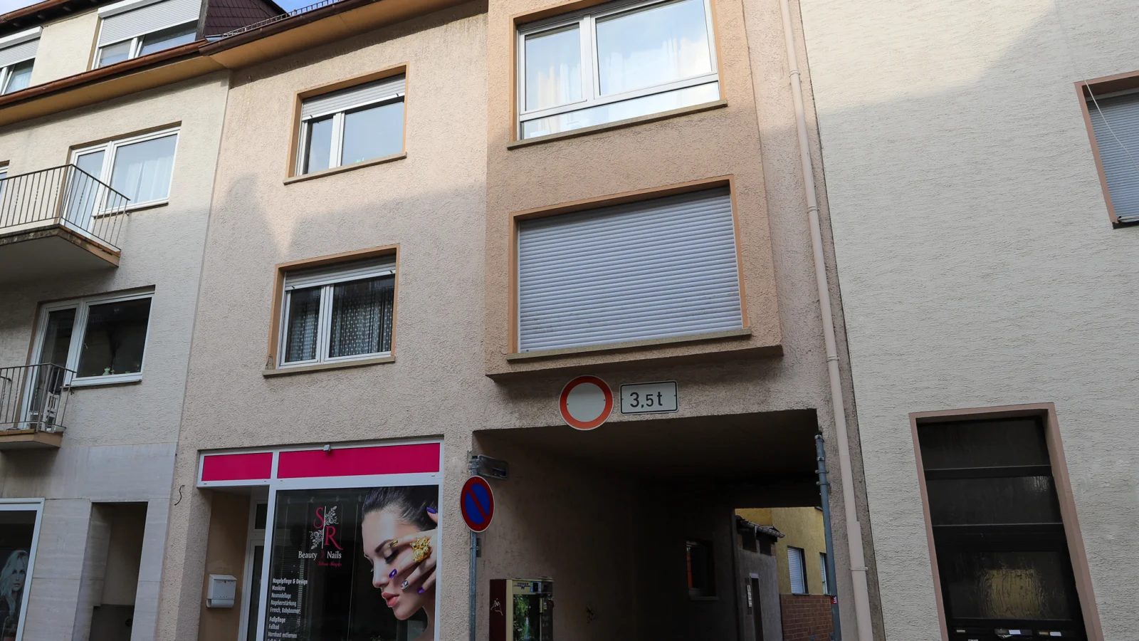 Investieren in Vielseitigkeit: Mehrfamilienhaus mit attraktiver Ladenfläche in Mainz-Kastel — Bild 1 von 24