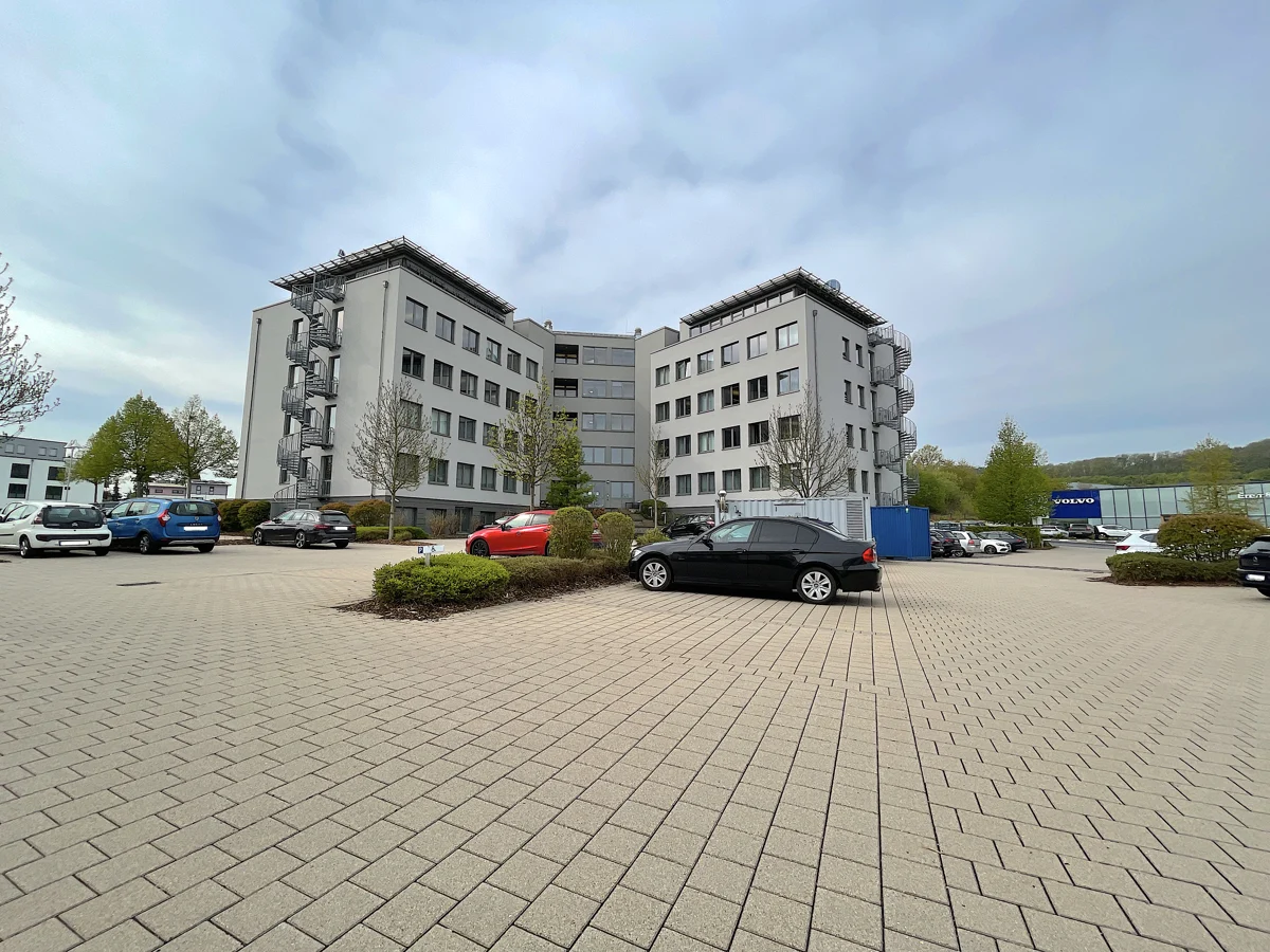 Lichtdurchflutetes Büro mit Blick auf den Telco Kreisel in Idstein! — Bild 1 von 14