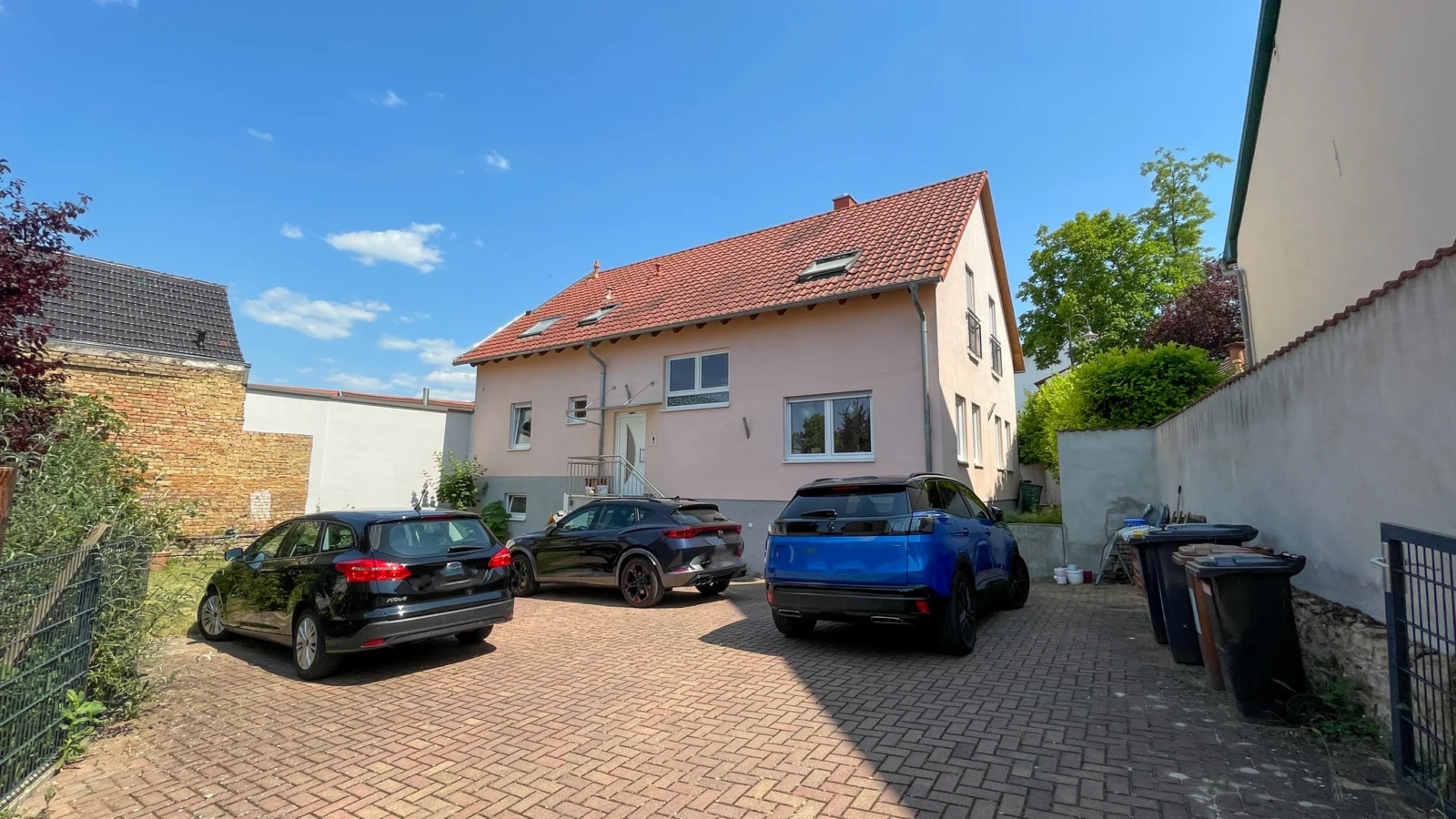 Familien aufgepasst! Großzügiges Einfamilienhaus mit toller Terrasse und Lagerfläche im Keller. — Bild 1 von 25