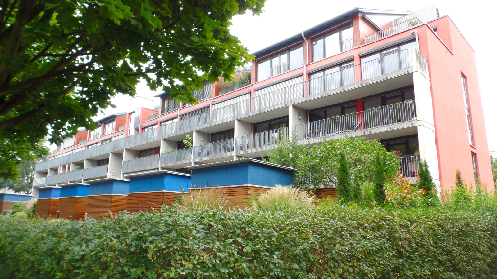 Loftfeeling auf zwei Ebenen – außergewöhnliche Maisonette mit großem Balkon — Bild 1 von 9