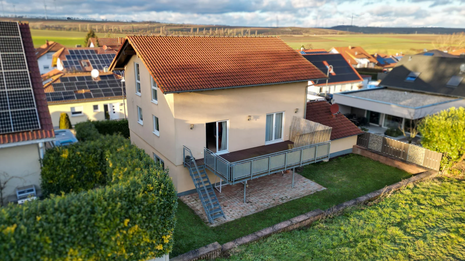 Familienfreundliches Einfamilienhaus auf 2 Ebenen mit großer Terrasse, Garten und Garage — Bild 1 von 18