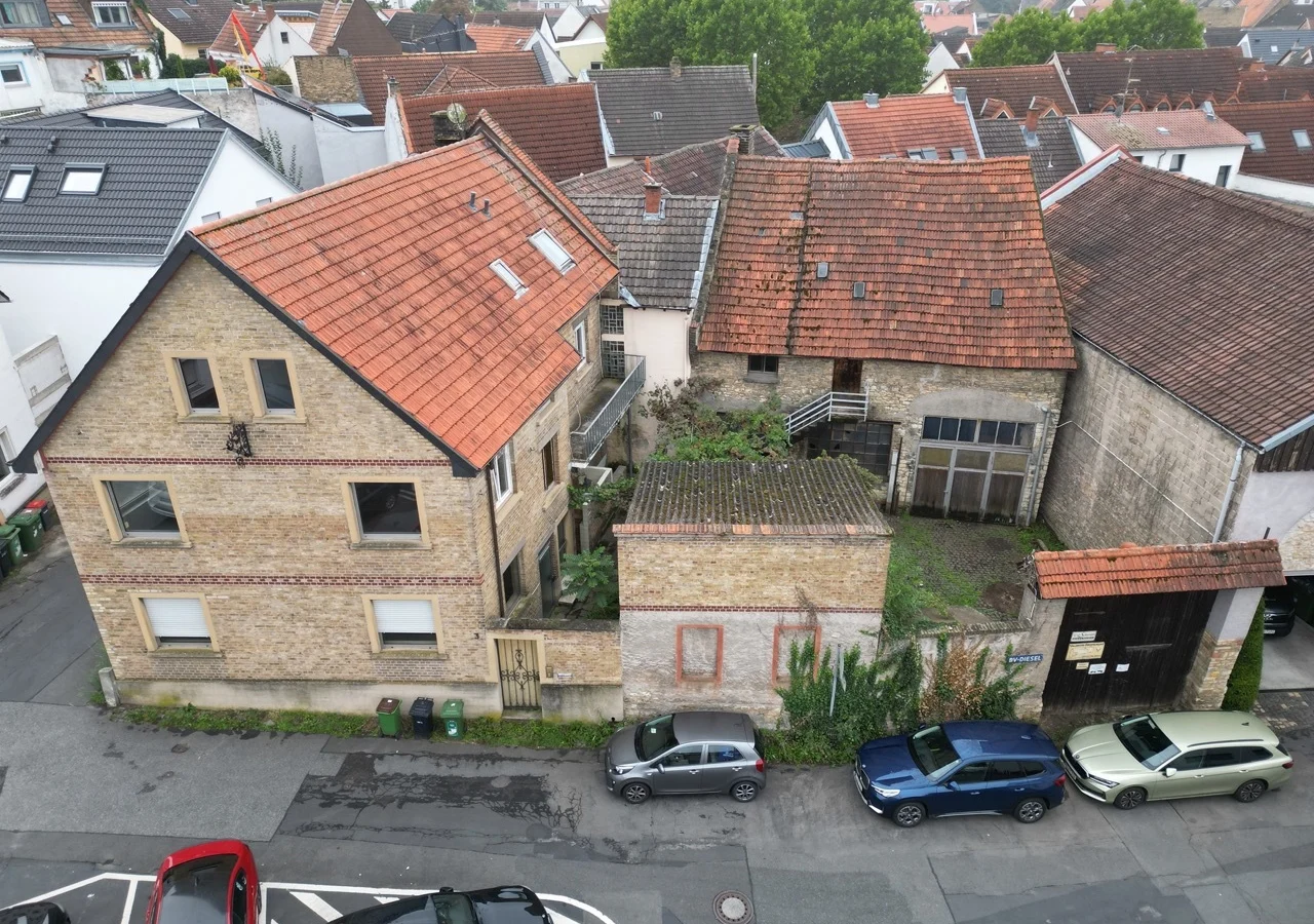 Sanierungsbedürftiges 1-3 Familienhaus mit Scheune & großem Innenhof — Bild 1 von 55