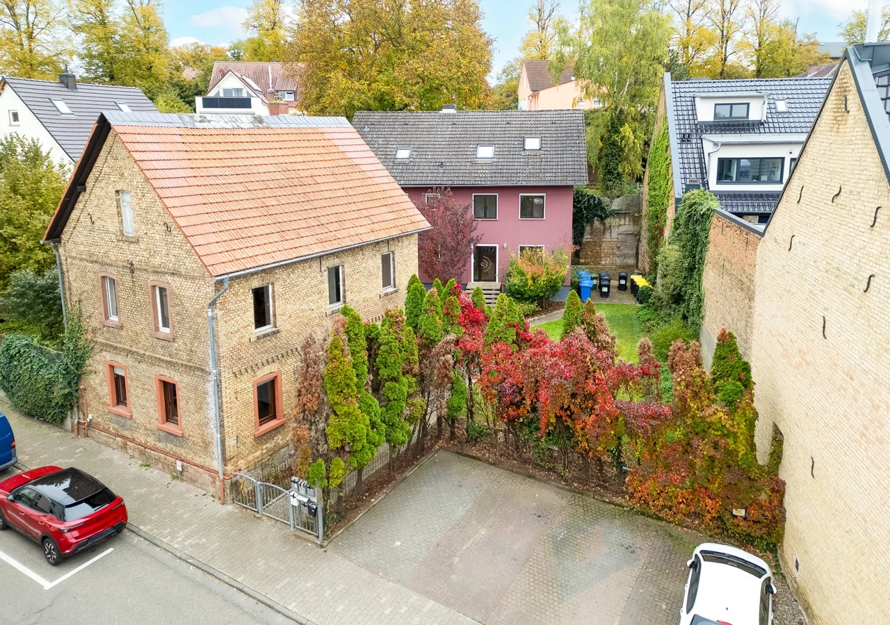 Verwunschenes Klinkerhaus mit großem Garten – sanierungsbedürftiges Liebhaberobjekt — Bild 1 von 8