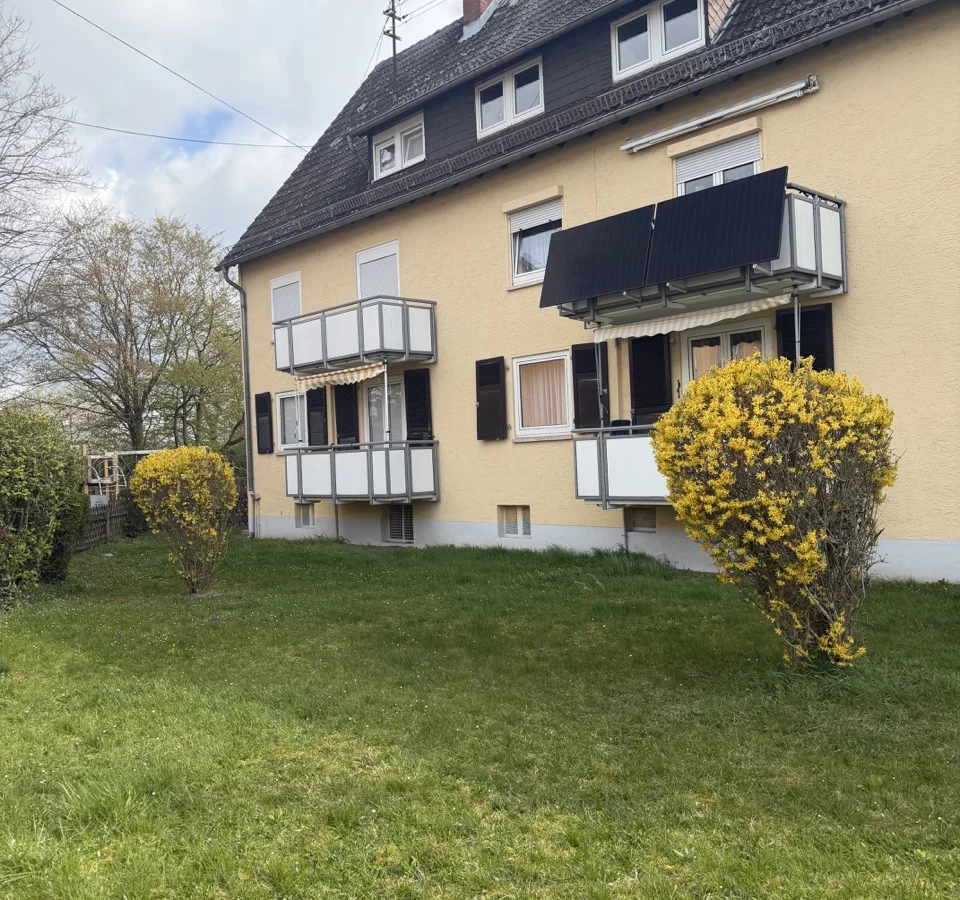 Helle Dachgeschosswohnung mit Wohnküche und Balkon mit Blick ins Grüne — Bild 1 von 13