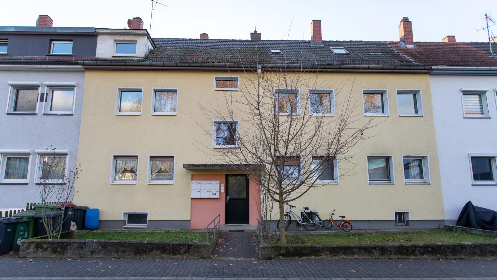 Mehrfamilienhaus mit 6 Wohneinheiten in zentraler Lage! — Bild 1 von 36