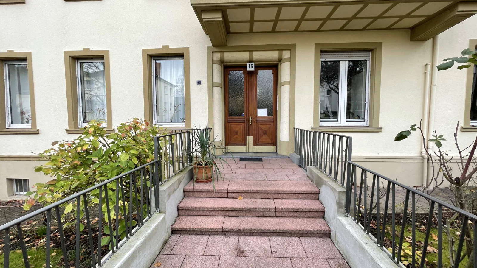 Geräumige 3-Zimmer Altbauwohnung mit Balkon – Ihr neues Zuhause! — Bild 1 von 13