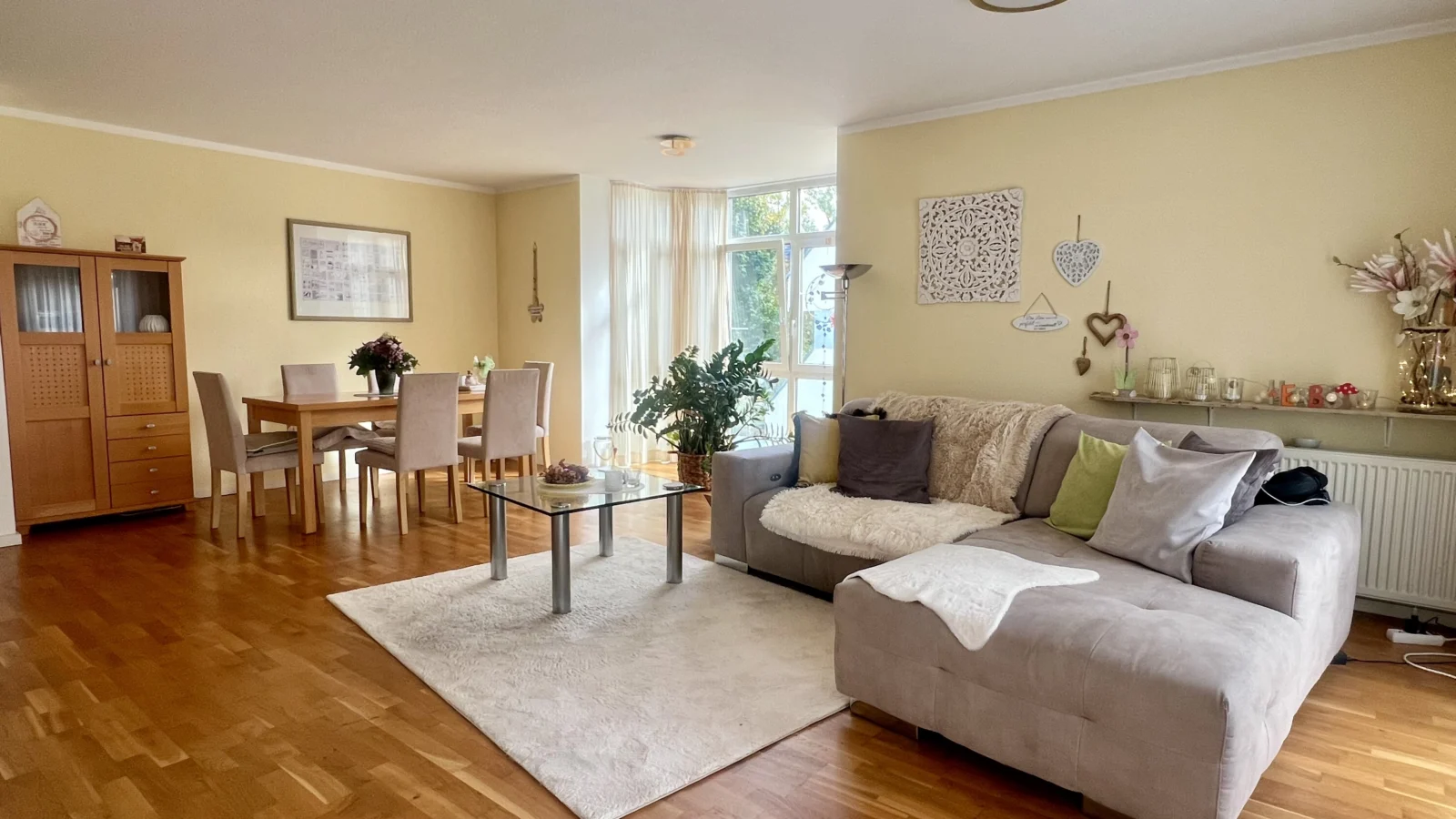Wohlfühlort: Sonnige 3-Zimmerwohnung mit Tiefgaragenplatz in begehrter Hechtsheimer Feldrandlage — Bild 1 von 14