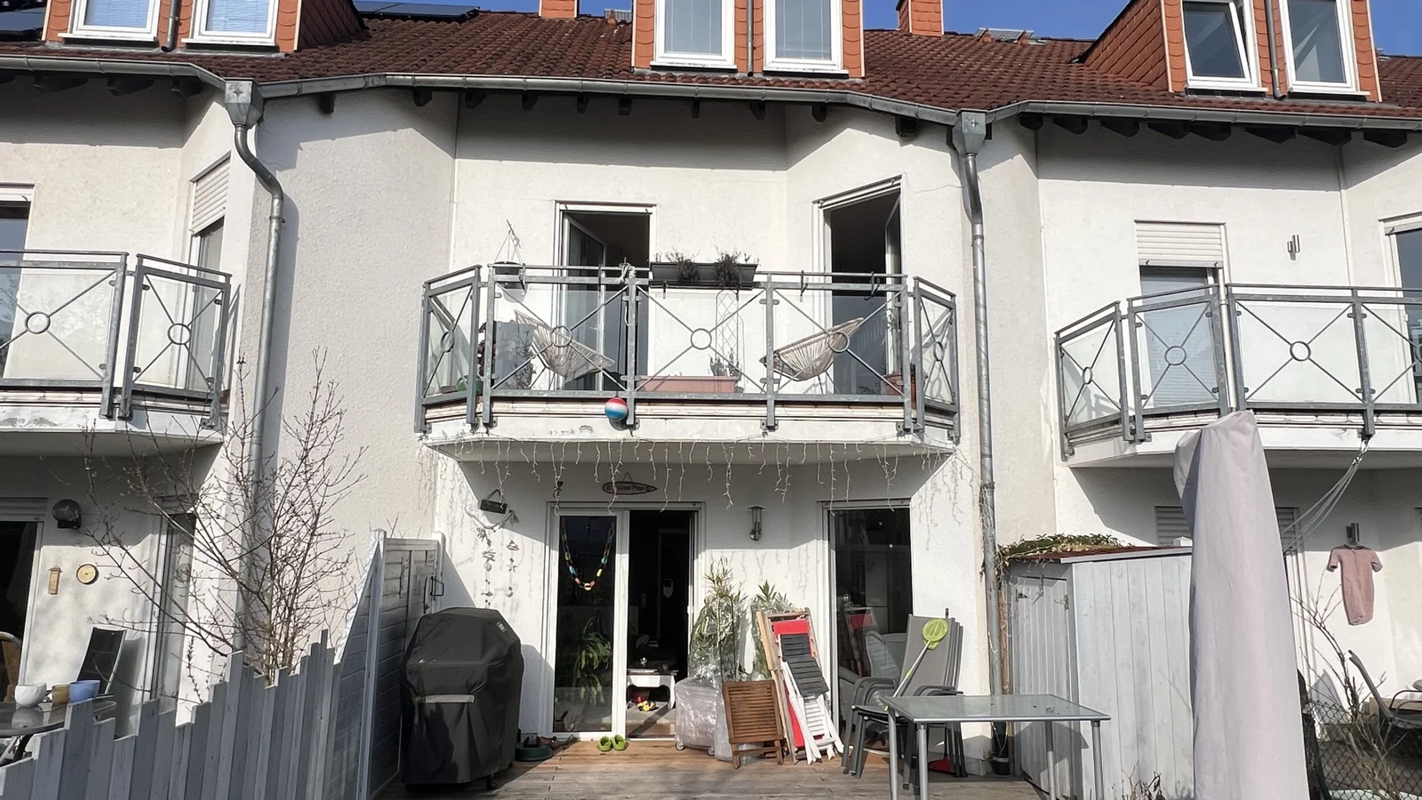 Wohnen mit Wohlfühlfaktor: Reihenhaus mit Garten und Sonnenbalkon — Bild 1 von 6