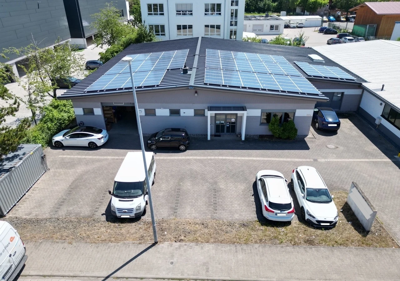 Attraktive Gewerbehalle mit Büroräumen und Stellplätzen — Bild 1 von 33
