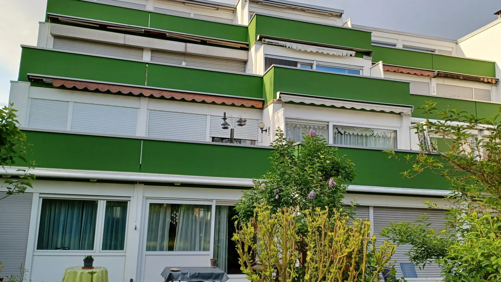 Bezugsfreie 1 Zimmer Wohnung mit traumhafter Dachterrasse — Bild 1 von 16