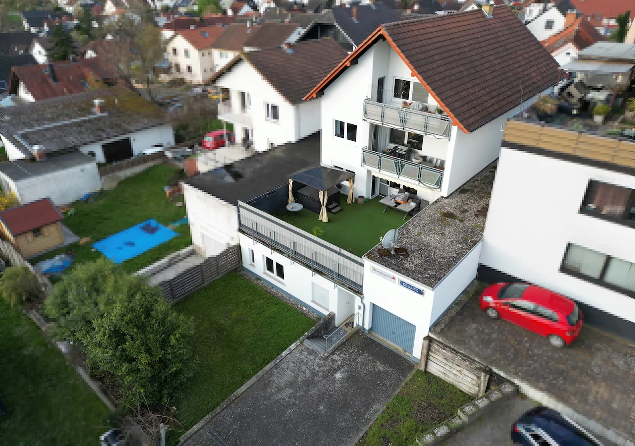 Gepflegtes Mehrfamilienhaus mit 3 Wohnungen im tollen Essenheim! — Bild 1 von 23