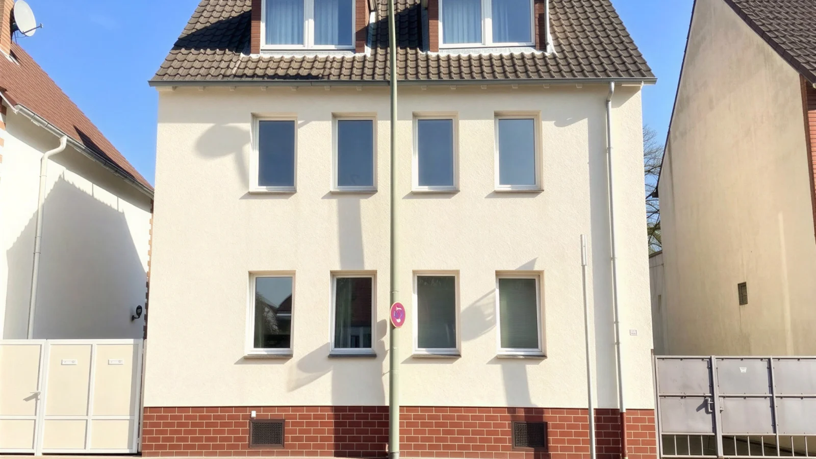 Historisches Mehrfamilienhaus mit drei Einheiten, großem Garten und Entwicklungspotenzial — Bild 1 von 25