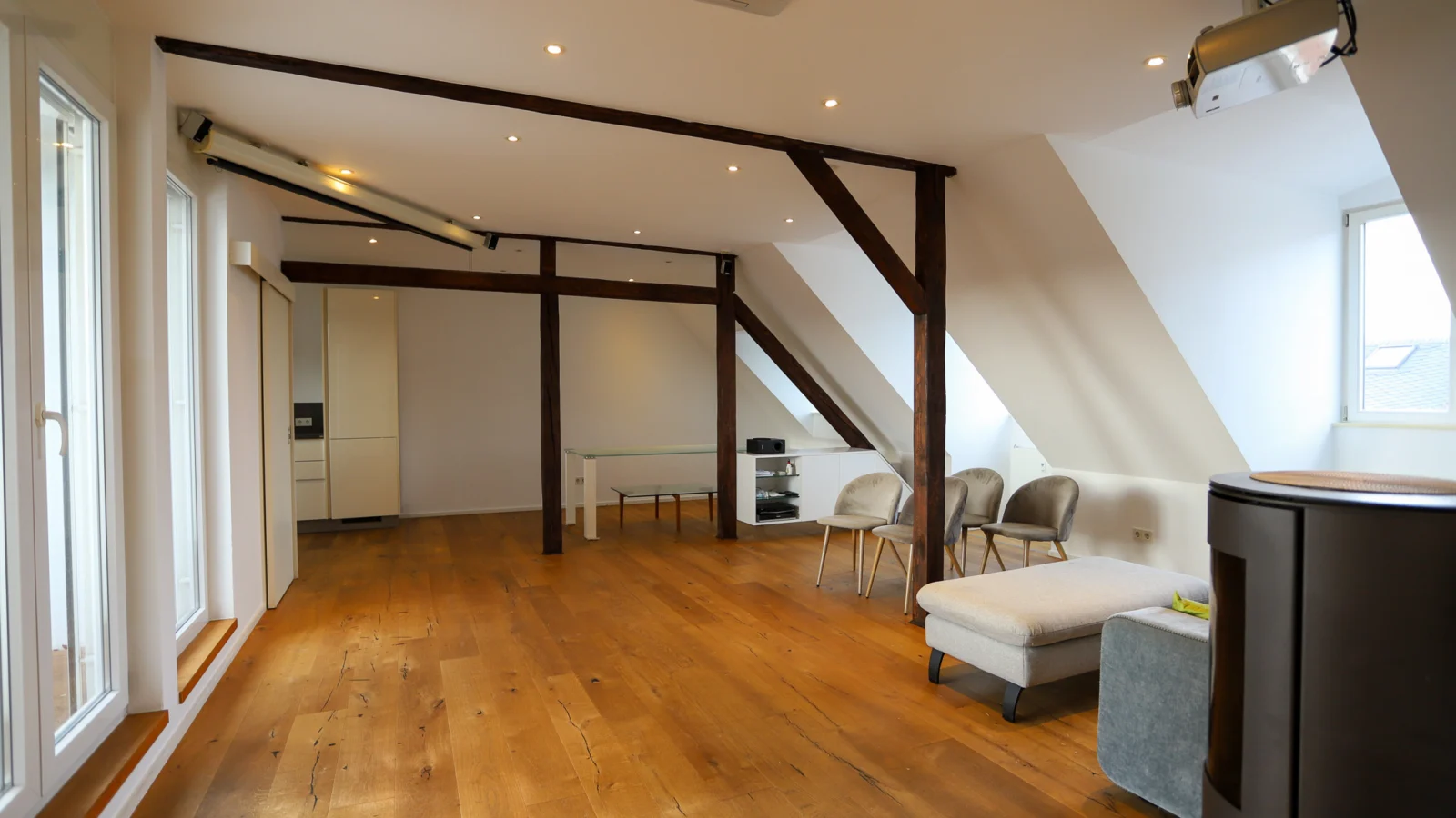 Wunderschöne, loftartige Dachgeschosswohnung in kernsaniertem Altbau! — Bild 1 von 15