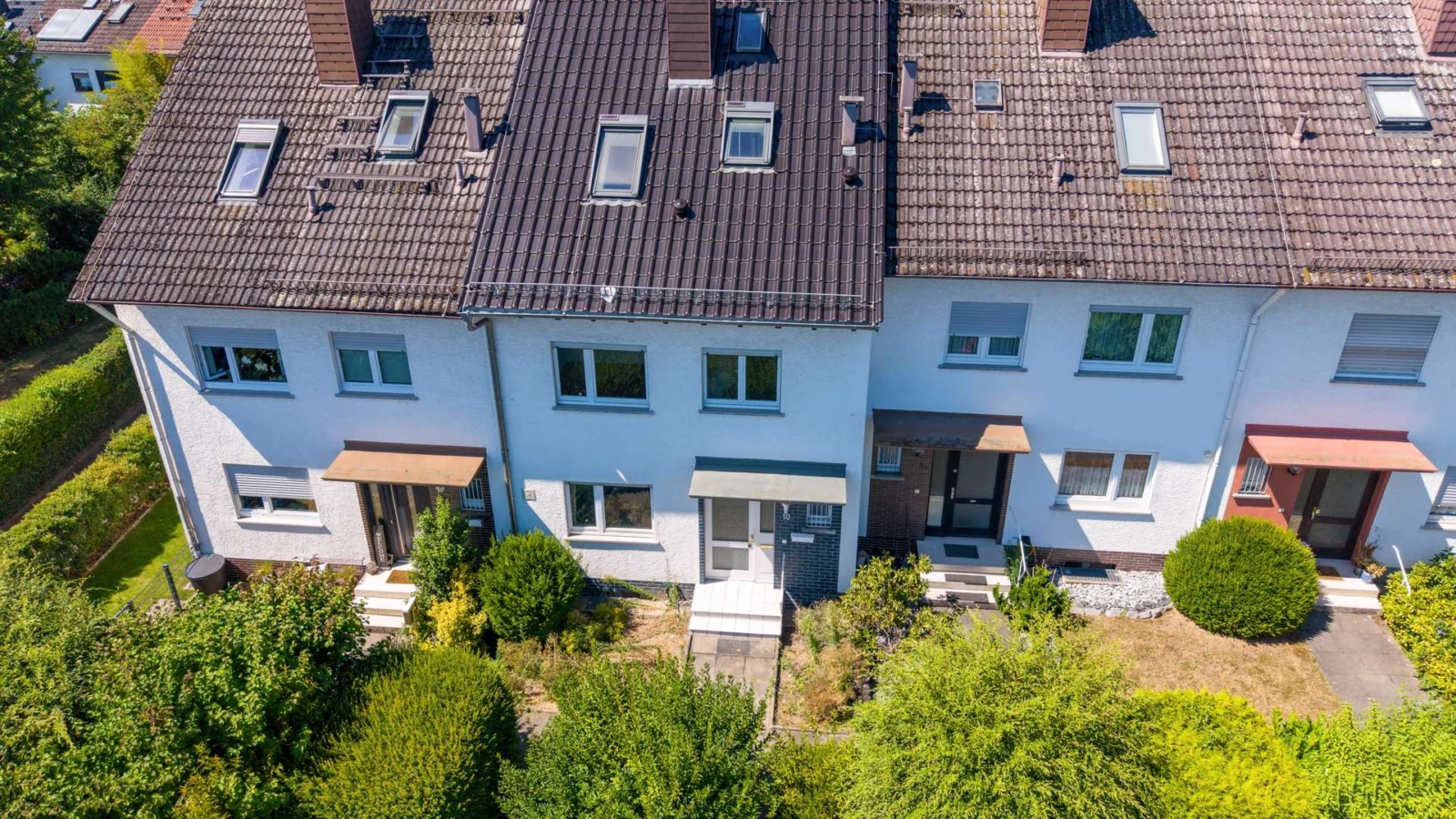 Raumwunder mit ausgebautem Dachgeschoss – Reihenmittelhaus mit Gestaltungspotential — Bild 1 von 32