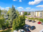 Blick vom Laubengang auf die Außenstellplätze - Attraktive 3‑Zimmer-​Wohnung (50&nbsp;m²) – renoviert, gut angebunden, vielseitig nutzbar